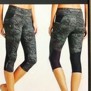 Athleta  “Maze Be Free” Knicker Capri Leggings Size M  Color Black